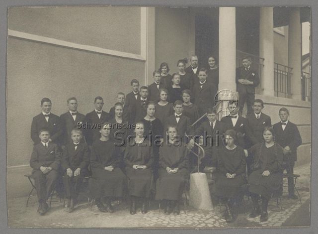 Konfirmation in Turbenthal mit Pfarrer Wetter, 1925