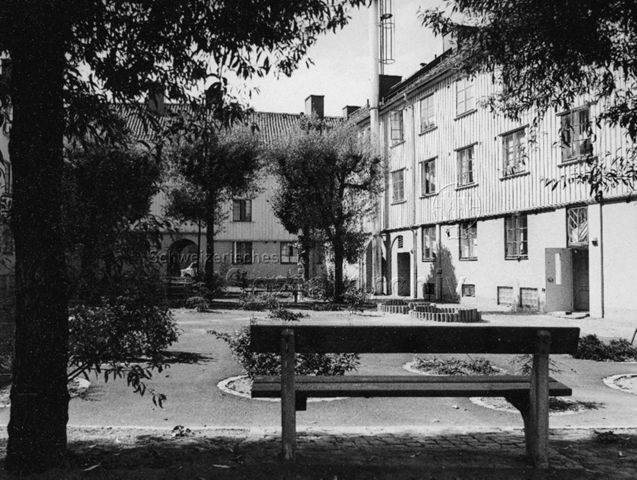 "Hinterhofsanierung (Strasse als Spielplatz)" - Ansicht des neu hergerichteten Innenhofs; um 1965