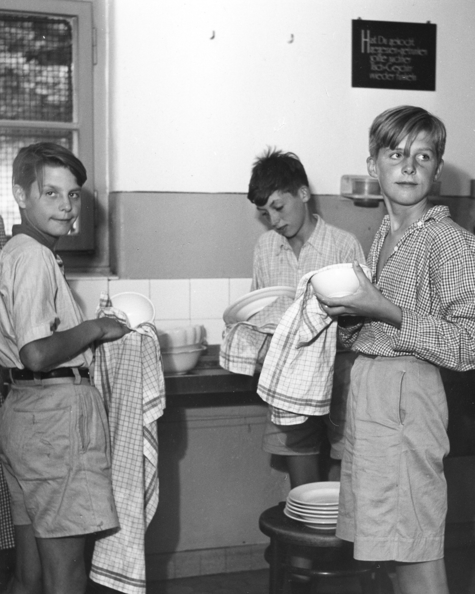 "Albishaus Belgier-Kolonie, Sommer 1950"; Knaben trocknen Geschirr ab