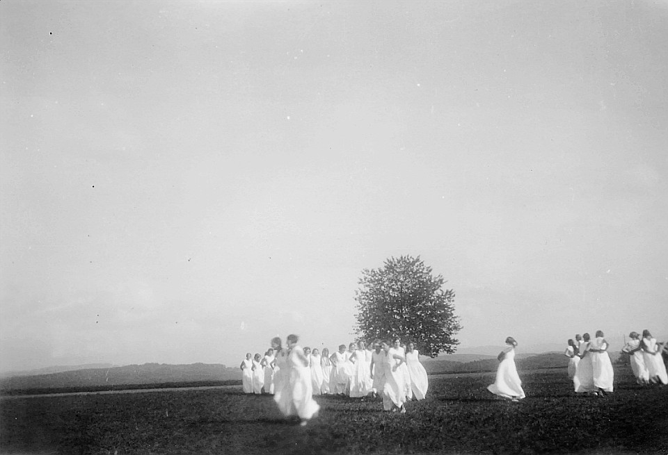 Herbstreffen am Greifensee: In weiss angekleideten Mädchen tanzen auf der Wiese (1931)