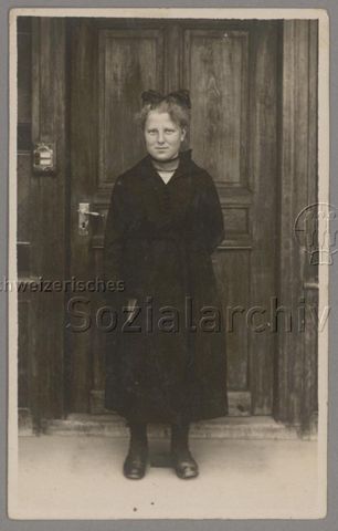 Junge Frau im Türrahmen (Kontext unbestimmt), um 1920