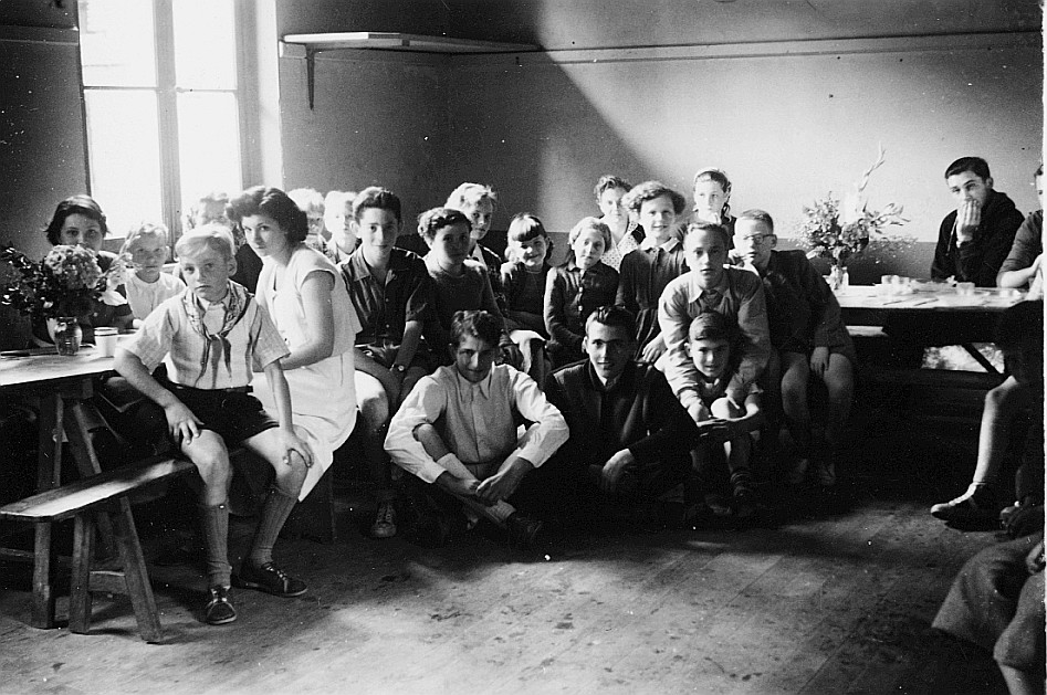 Colonie internationale, Châteauneuf en Thimerais (1953); Kinder an Tischen sitzend