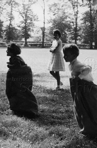 "Freizeitbeschäftigung aussen - Kinder auf Spielplätzen" - Sackhüpfen; um 1980