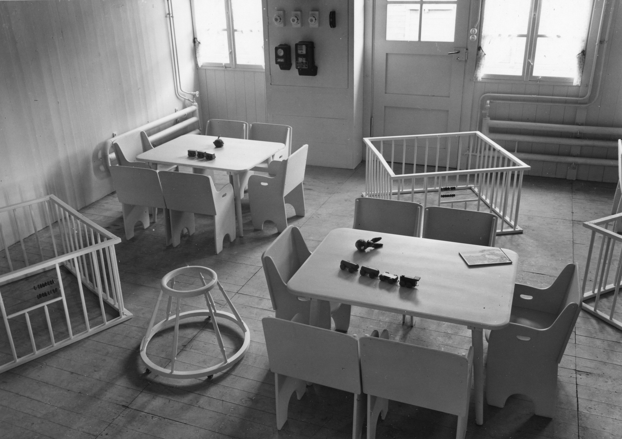 Sozialzentrum in Saint-Lô; Kleinkinderspiel- oder Aufenthaltsraum mit Laufgitter und Tischen