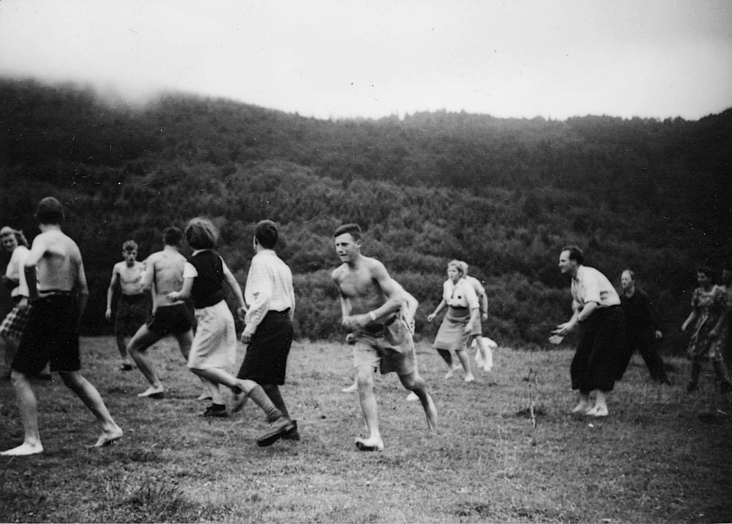 Schnappschuss aus dem hitzigen Völkerball in Orvin (1942)