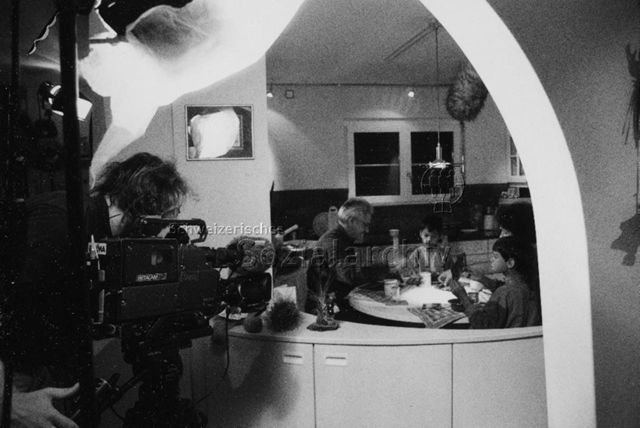 "Aktion 'Kinder besuchen ihre Eltern am Arbeitsplatz' - Aufnahmen in der 3. Primarschulklasse in Davos für die 'mitenand'-Sendung vom 03.11.1996 im SF DRS" - Familie beim Frühstück, gefilmt von Kamerateam; 1996