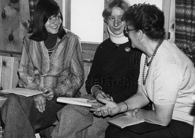 "Elternbildung" - Drei Frauen im Gespräch, wahrscheinlich in Davos; 1976