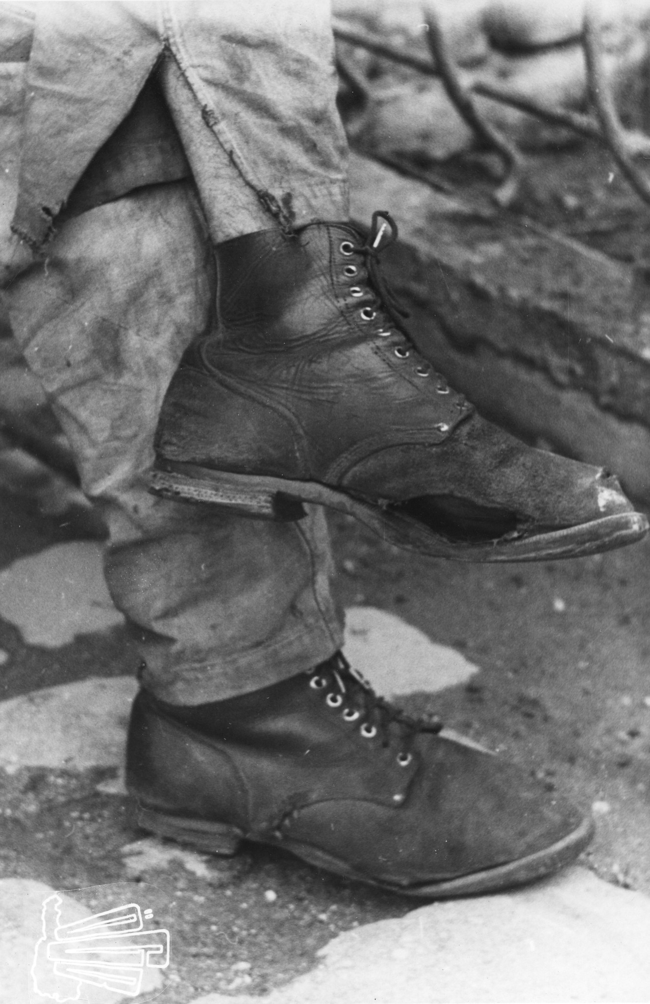 "Österreichische Lehrwerkstätten. Mit zerissenen Schuhen sass er während der Mittagzeit im Hof", Wien, um 1950