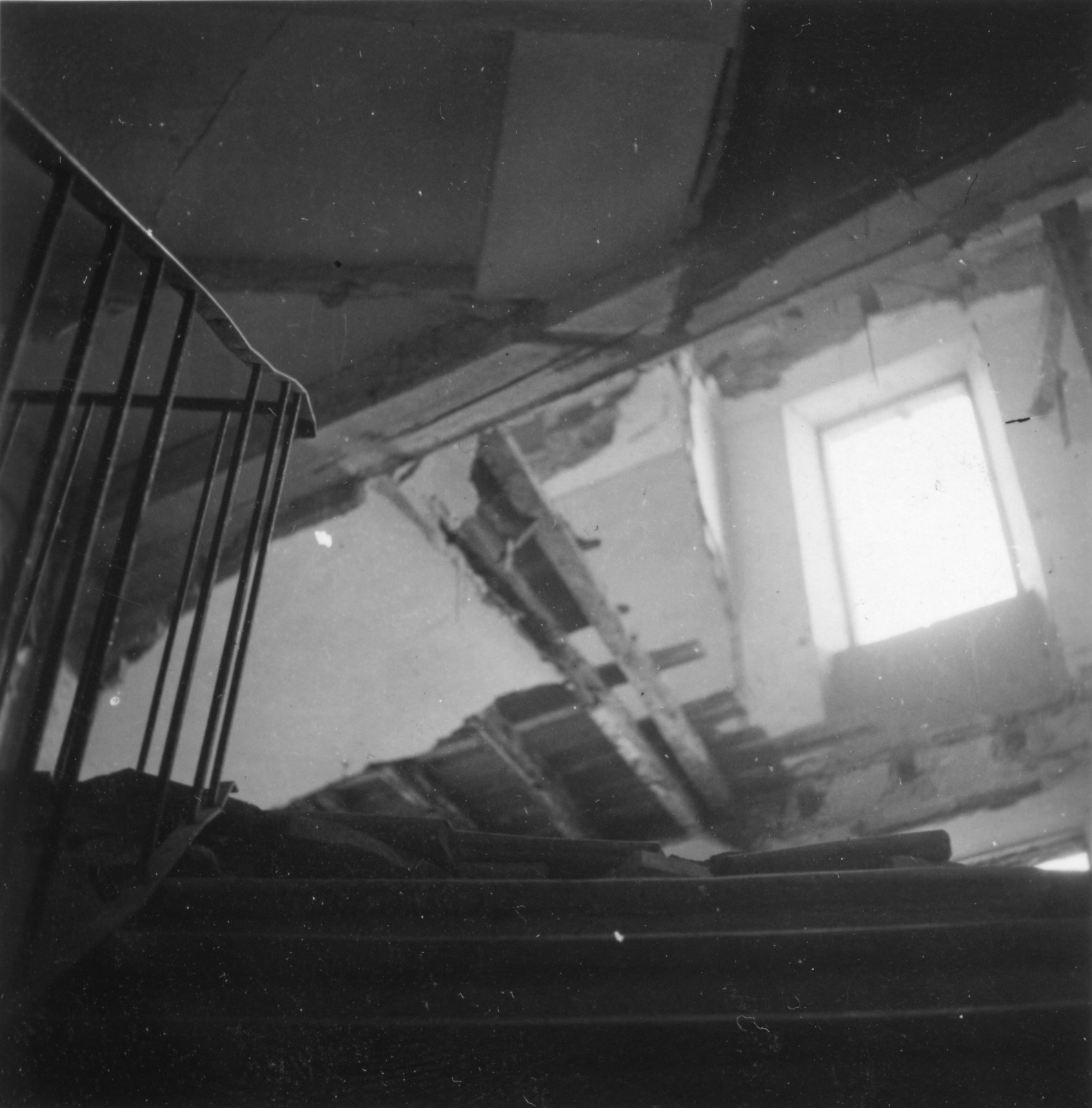 "Ancona, Sommer 1946. Wohnungen in vom Zusammensturz gefährdeten Häusern"; Innenansicht der Wohnung