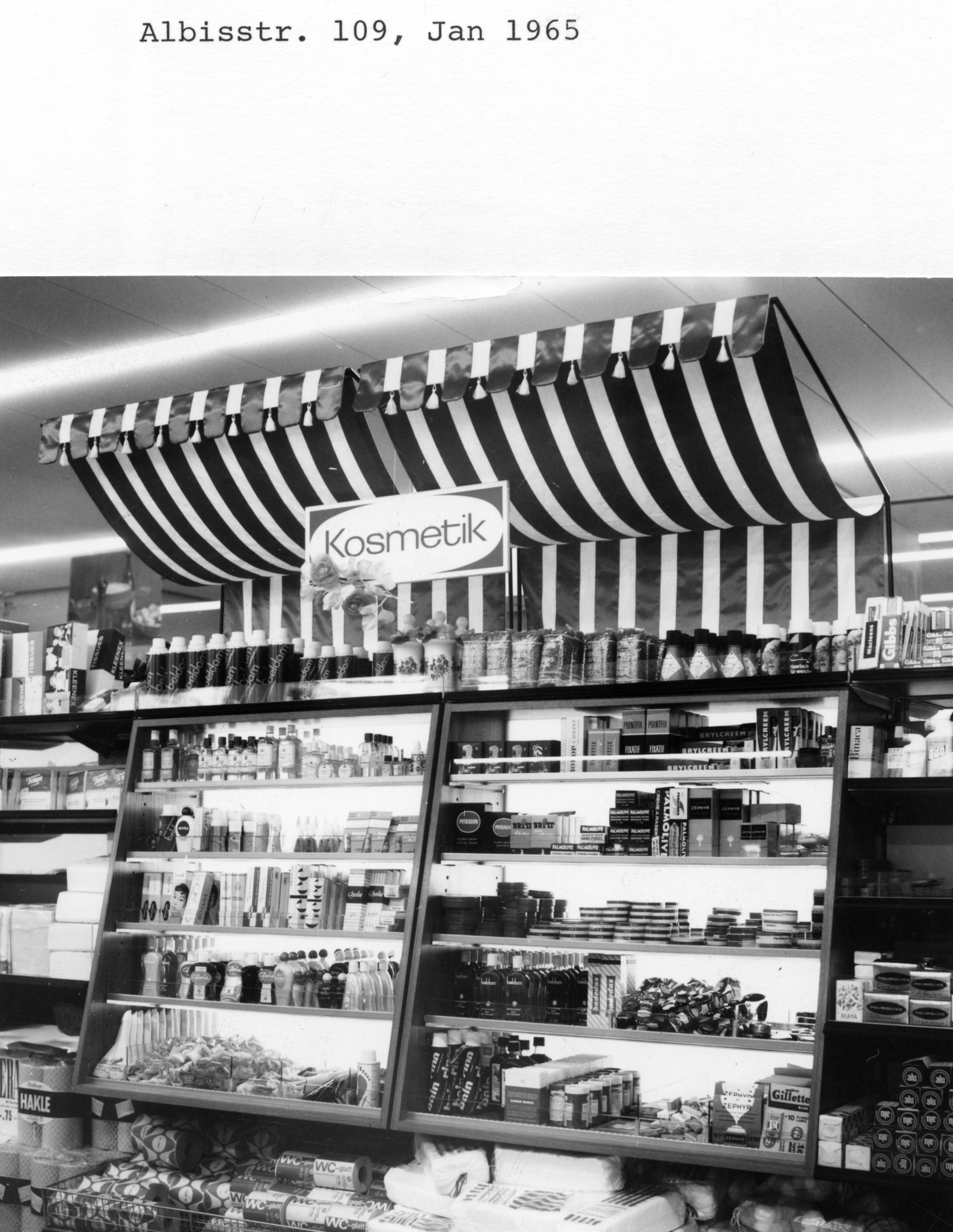 Verkaufsregal für Kosmetika im Laden des Lebensmittelvereins Zürich an der Albisstrasse 109, Januar 1965