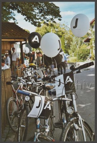 Aktion der HAZ: "Rainbow-Wolke of Love" im Vorfeld der kantonalen Abstimmung zum Partnerschaftsgesetz (08.09.2002) – Ausfahrt als Gruppe mit dem Fahrrad<br>