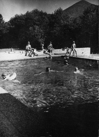 "Bosco della Bella, Spiel und Sport" - Kinder und Erwachsene beim Schwimmbad; um 1975