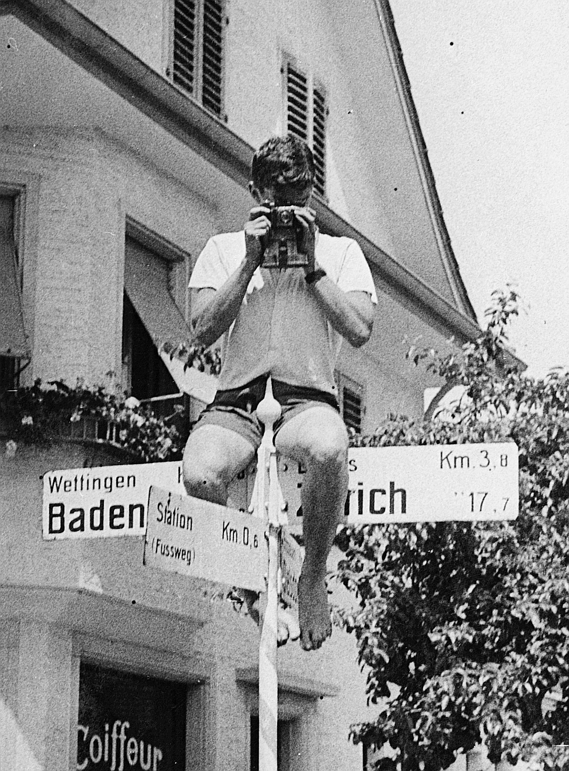 Wandervogel-Landsgemeinde in Otelfingen - Ein Wandervogel auf einem Wegweiser sitzend und mit einem Fotoapparat fotografierend - Weg