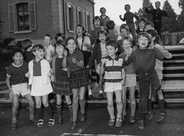 "Schule" - Jubelnde Kinder bei der Treppe zum Schulhaus; 1970