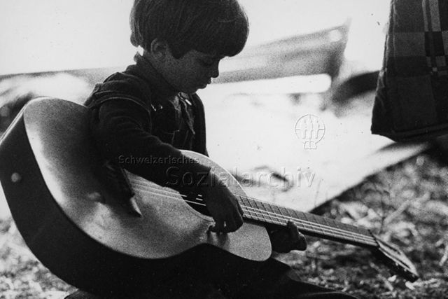 Musizieren - Junge spielt Gitarre; um 1985