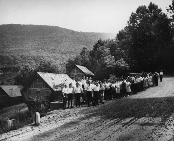 Bosco della Bella, Feriendorf für kinderreiche Familien, Eröffnung - Mitarbeiter oder Gäste stehen vor der Anlage; 1962