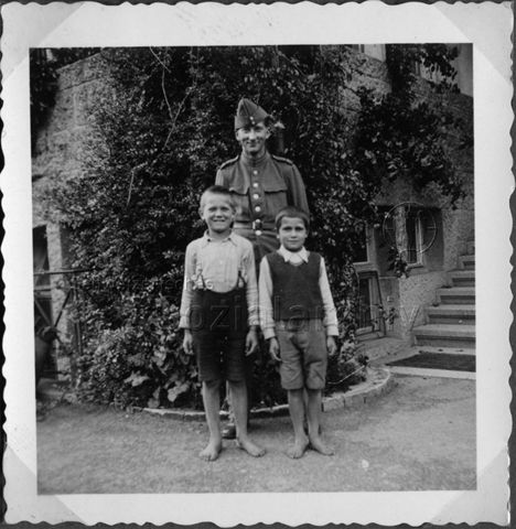 Album Alfred Brauchli, Teil 1/3: 699 Tage Aktivdienst 1939-1945 als Sanitätssoldat bei der Sanitätskompanie I/​7, Thurgau: Soldat mit zwei Jungen