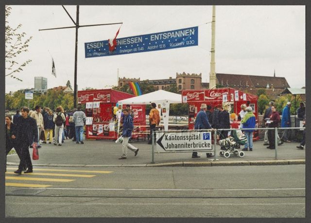 Coming-Out-Day (COD) 1997  (11.10.1997, Basel) – FELS (Freundinnen, Freunde, Eltern von Lesben und Schwulen) am COD 1997 an der Schifflände mit der Jugendgruppe Rose und den "Go out be proud-Frauen"