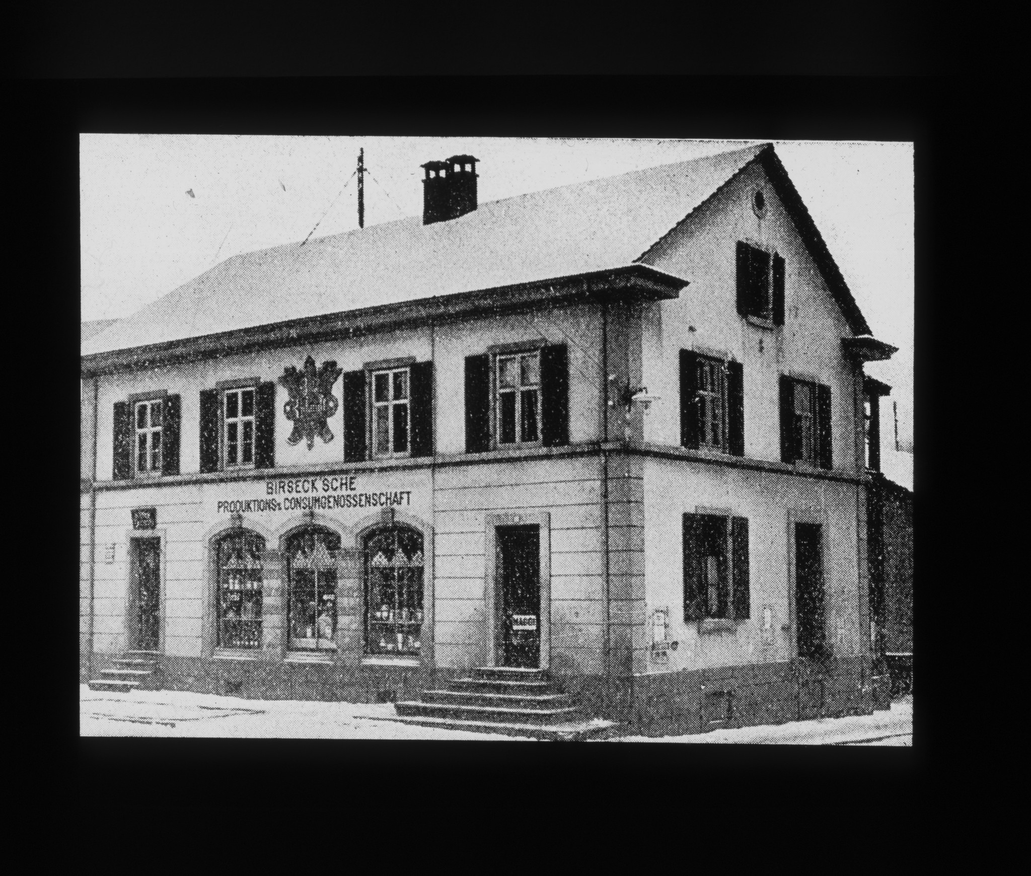 Dia: Lades des A.C.V. (Allgemeiner Consum-Verein) in Oberwil. Aufschrift auf Haus: "Birseck'sche Produktions & Consumgenossenschaft"; Aussenansicht.