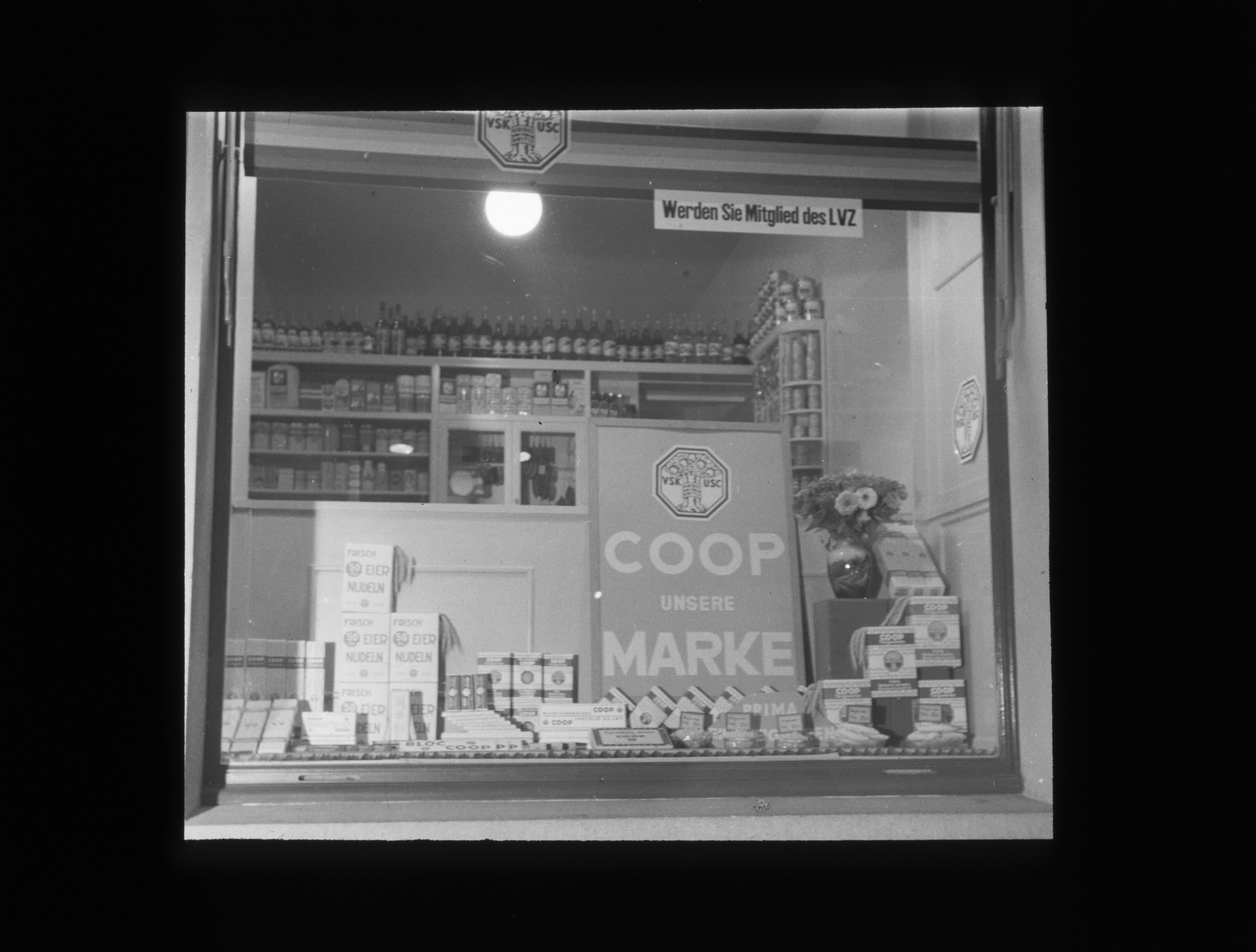 Dia: Schaufenster einer COOP/LVZ-Filiale, COOP-Produkte und Schild: "Werden Sie Mitglied des LVZ".