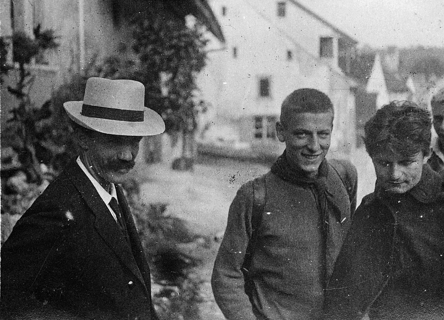 Zusammenkunft auf der Schafmatt (Nähe Aarau) des Bundesvorstandes mit Basler Buben - Drei Wandervögel in einem Dorf (1920)