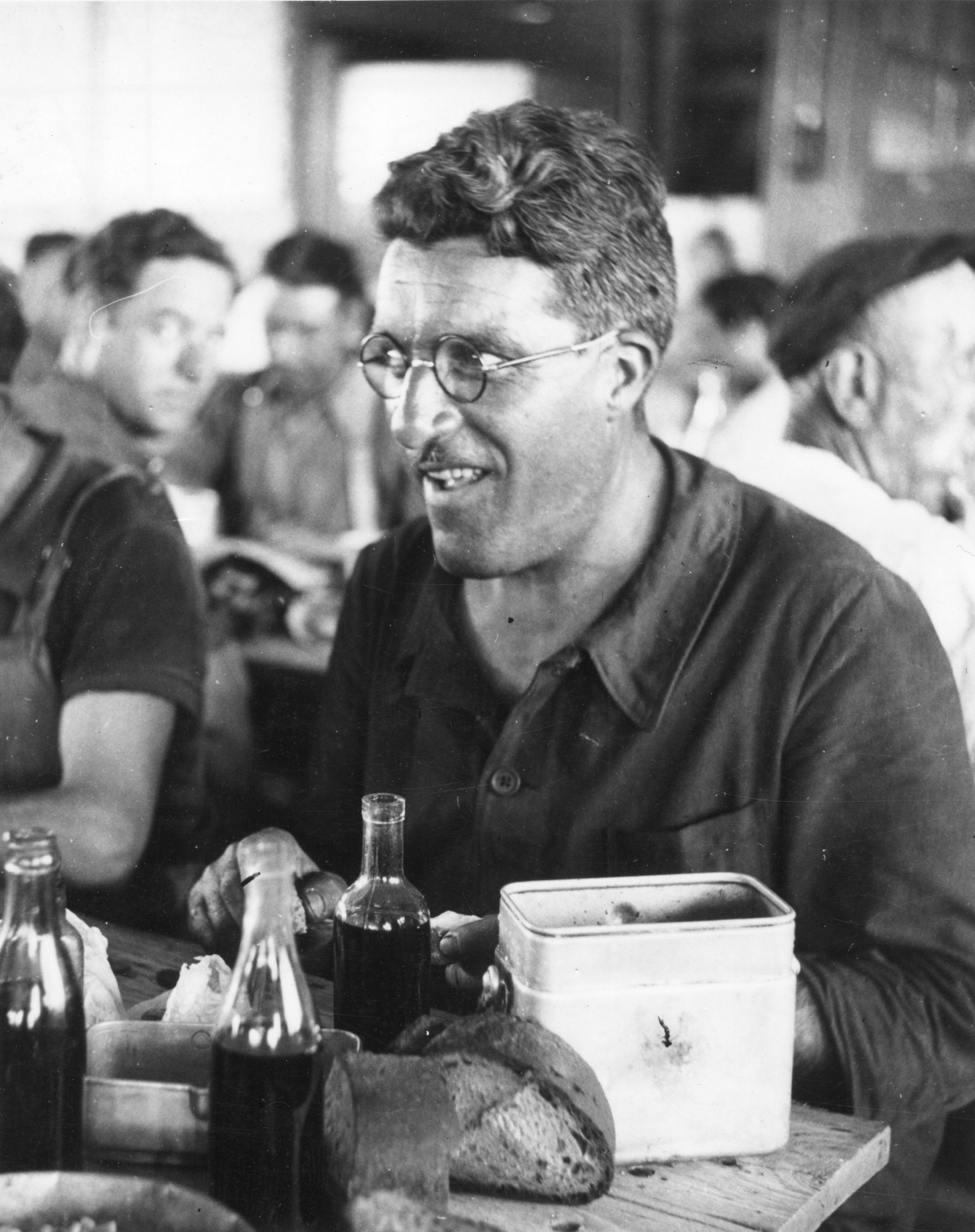 "Lyon 1945. SOMUA-Arbeiter beim Mittagessen in der Kantine." Société d'Outillage Mécanique et d'Usinage d'Artillerie (SOMUA), Unternehmen der Rüstungs- und Kraftfahrzeugindustrie