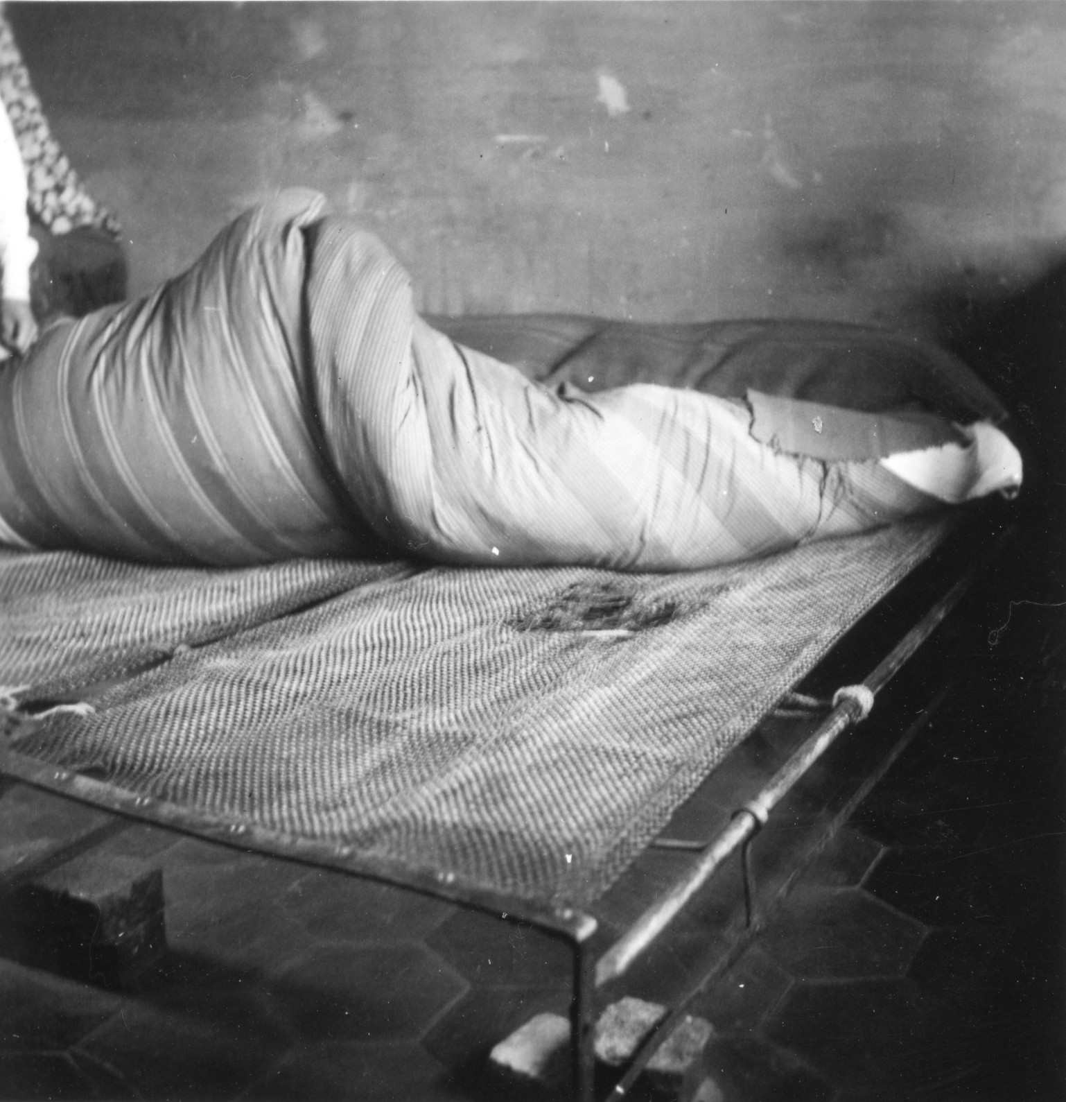 "Milano, Sommer 1946. Intérieurs bei Hausbesuchen für die AERMO-Möbelverteilung."; Pritsche