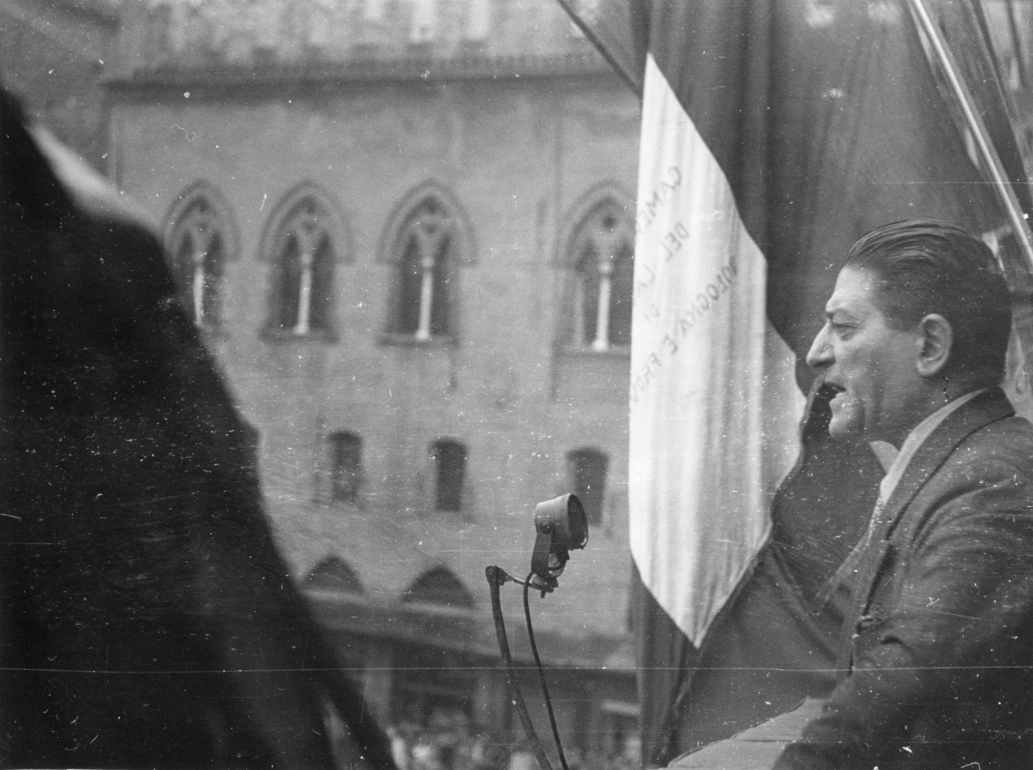 "Italienreise Oktober 1946. Ein Chef der Fedeterra spricht zu den Bauern."