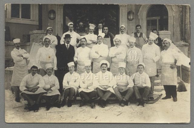 Gruppenporträt von Köchen vor Hoteleingang im Schnee, um 1925
