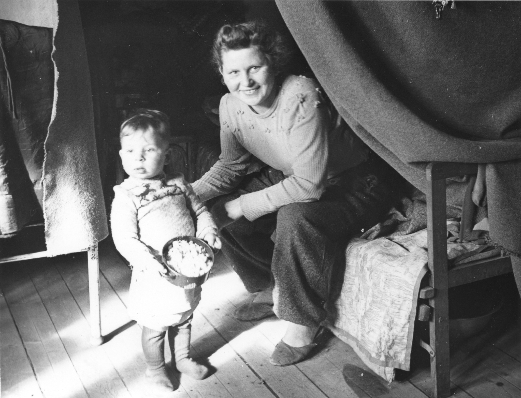 "Flüchtlingslager am Hundsturm, Wien, Oktober 1949", Frau mit Kind und Essentopf