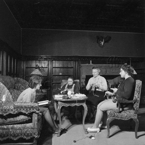 Mütterferien im "Chesa Spuondas" St. Moritz - Vier Frauen beim Stricken und Lesen; um 1960
