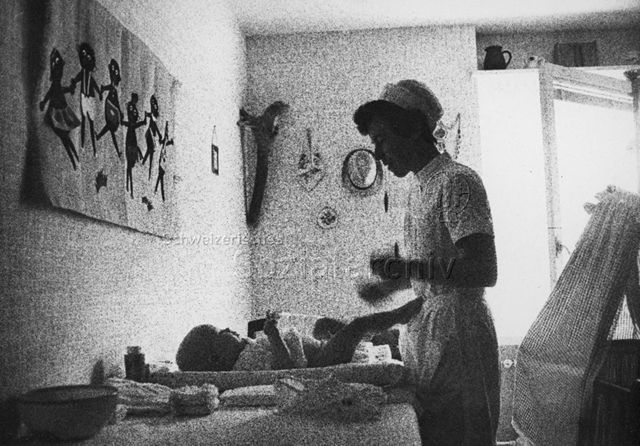 "Mütterberatung" - Beratuerin beim Wickeln eines Säuglings; 1970