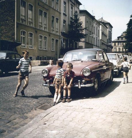 "Aus 'Schweizer Illustrierte' Artikel 'Kein Platz für Kinder' - Buben auf der Strasse" - 1971