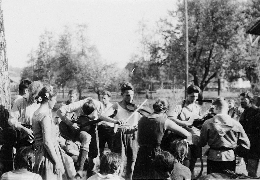 Versammelte Wandervögel (zum Teil beim Geige und Gitarre Spielen) an der Wandervogel-Landsgemeinde bei Knonau (1931)
