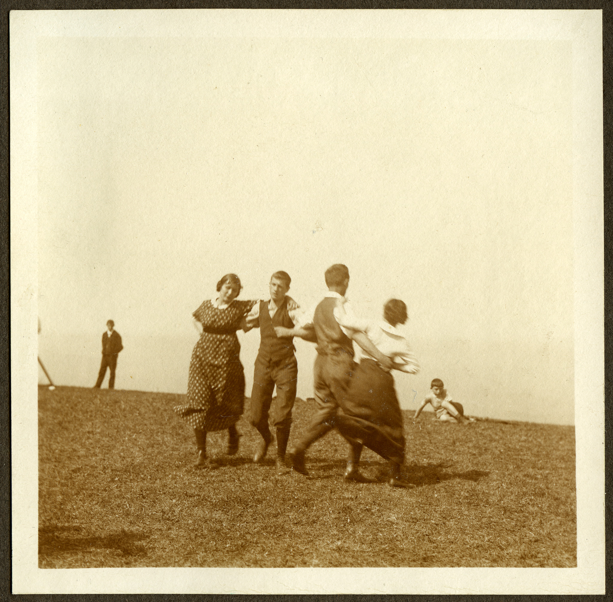 Tanzende Wandervögel auf dem Rossbüchel (1914)