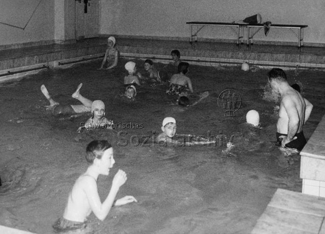 Schwimmen - Kinder beim Baden, beaufsichtigt vom Lehrer; um 1970