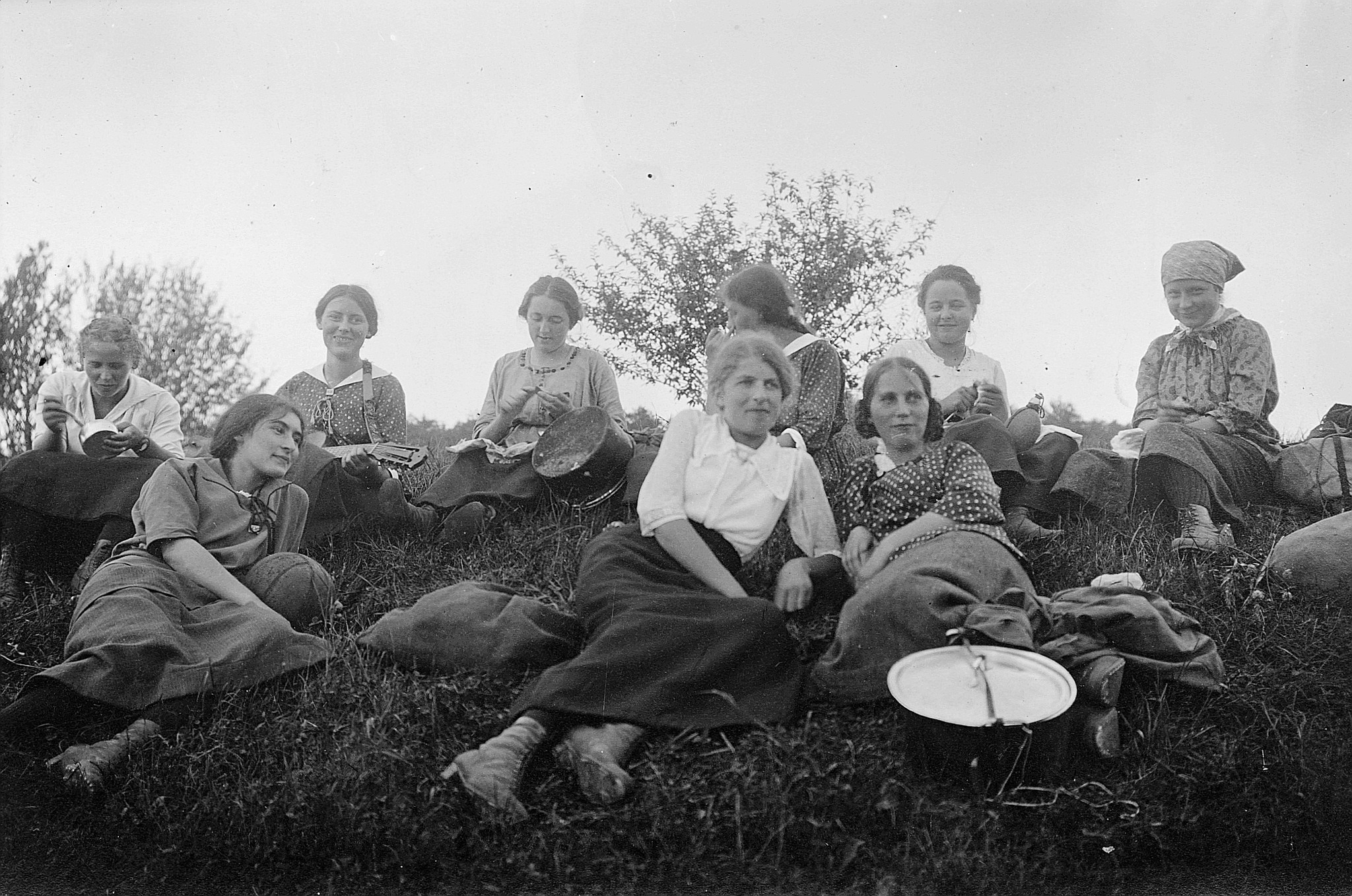 Wandervogelgruppe auf der Wiese sitzend, ein Wandervogel Gitarre spielend (1914)