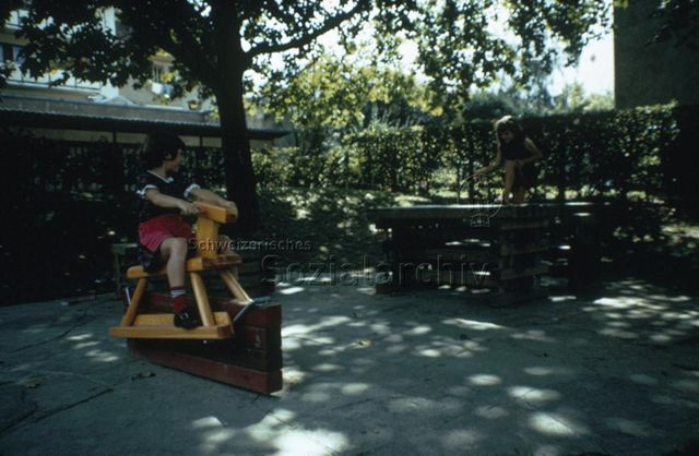"Selbstgebasteltes Gampiross, Riehen" - spielende Kinder; Kinderspielplatz Riehen; 1971