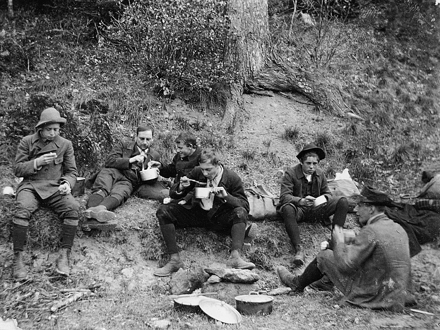 Frühlingsfahrt in die Vogesen: Wandervögel essen aus ihren Essnäpfen (1910)