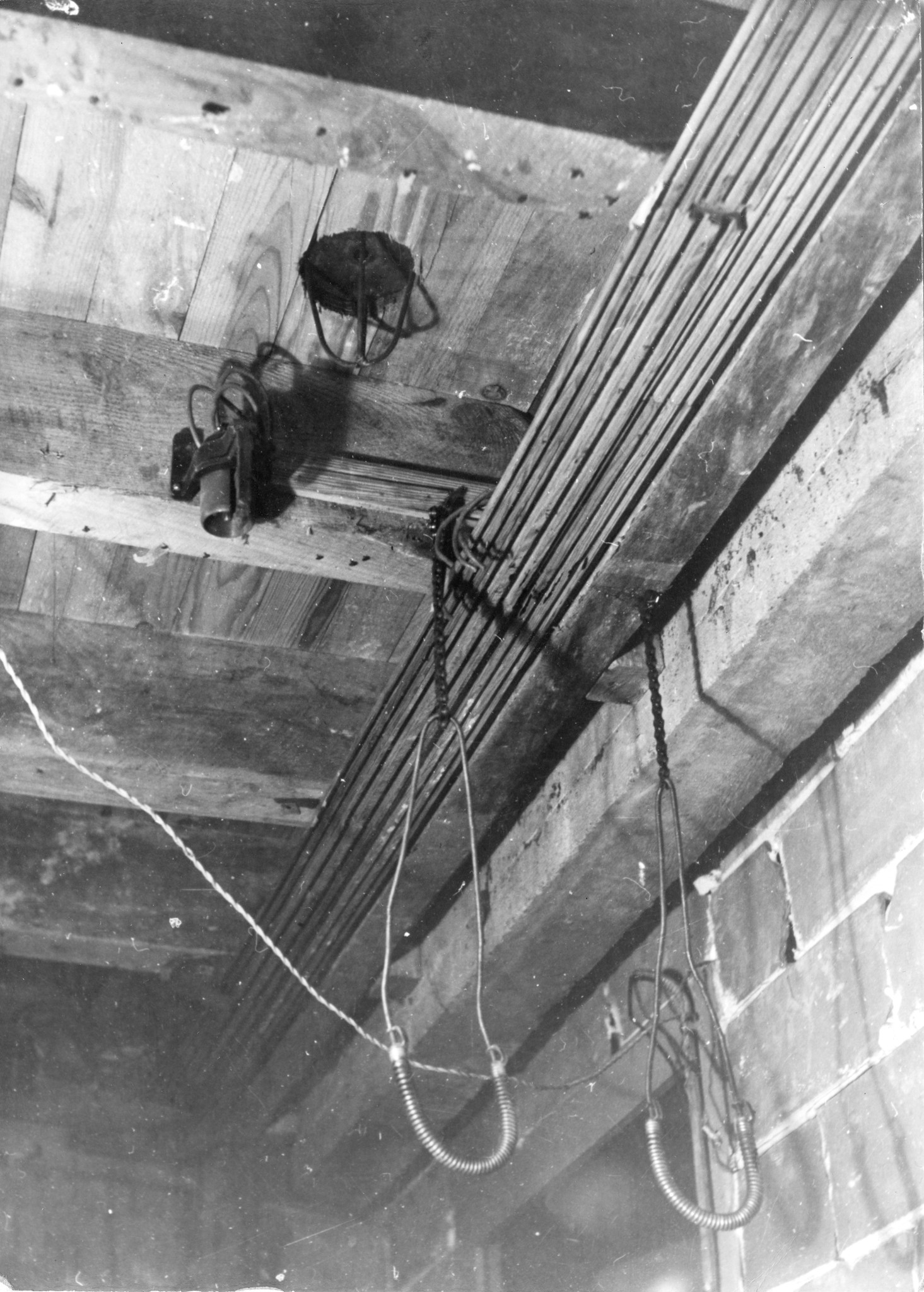["Instruments de torture de la Milice et de la Gestapo, 1944"], "La victime était accrochée par les pieds et l'on faisait passer le courant électrique. (Photo provenant de Vichy).", Folterapparat