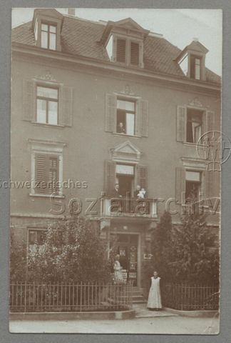 Wohnhaus mit Spezereihandlung, Tafel "Chocolat Tobler", um 1920