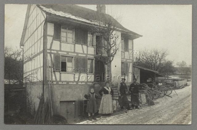 Wagner-Familie mit Hund, Produkten und Instrumenten vor Haus, um 1910