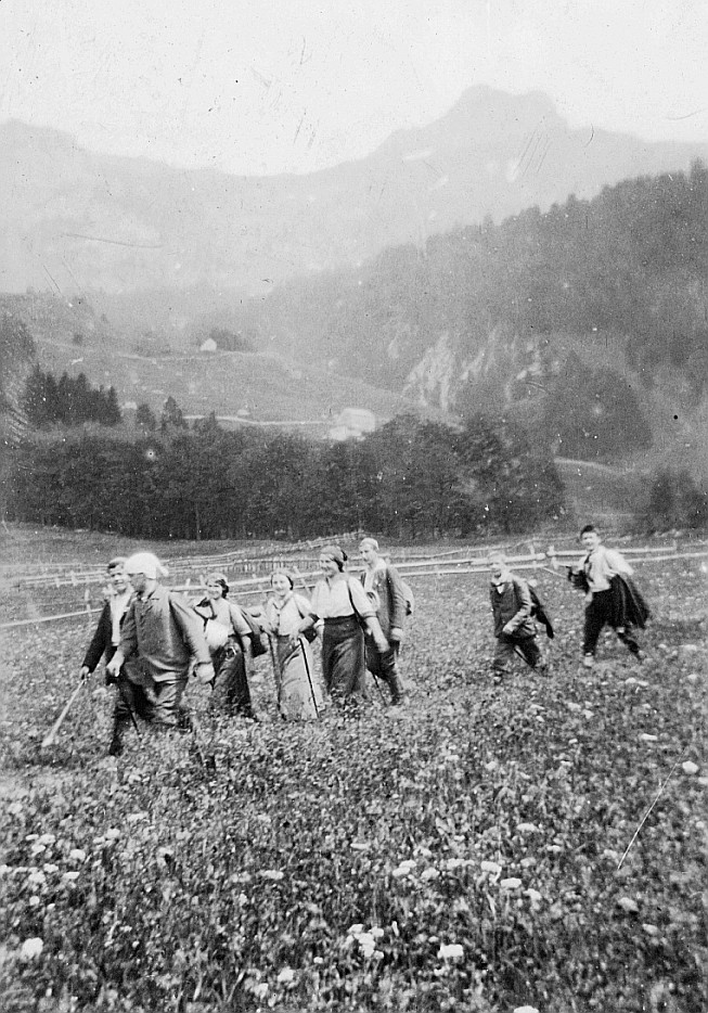 Wandervögel der Ortsgruppe Heiden auf der Reise nach Brülisau - Wandervögel laufen in den Felden (1918)