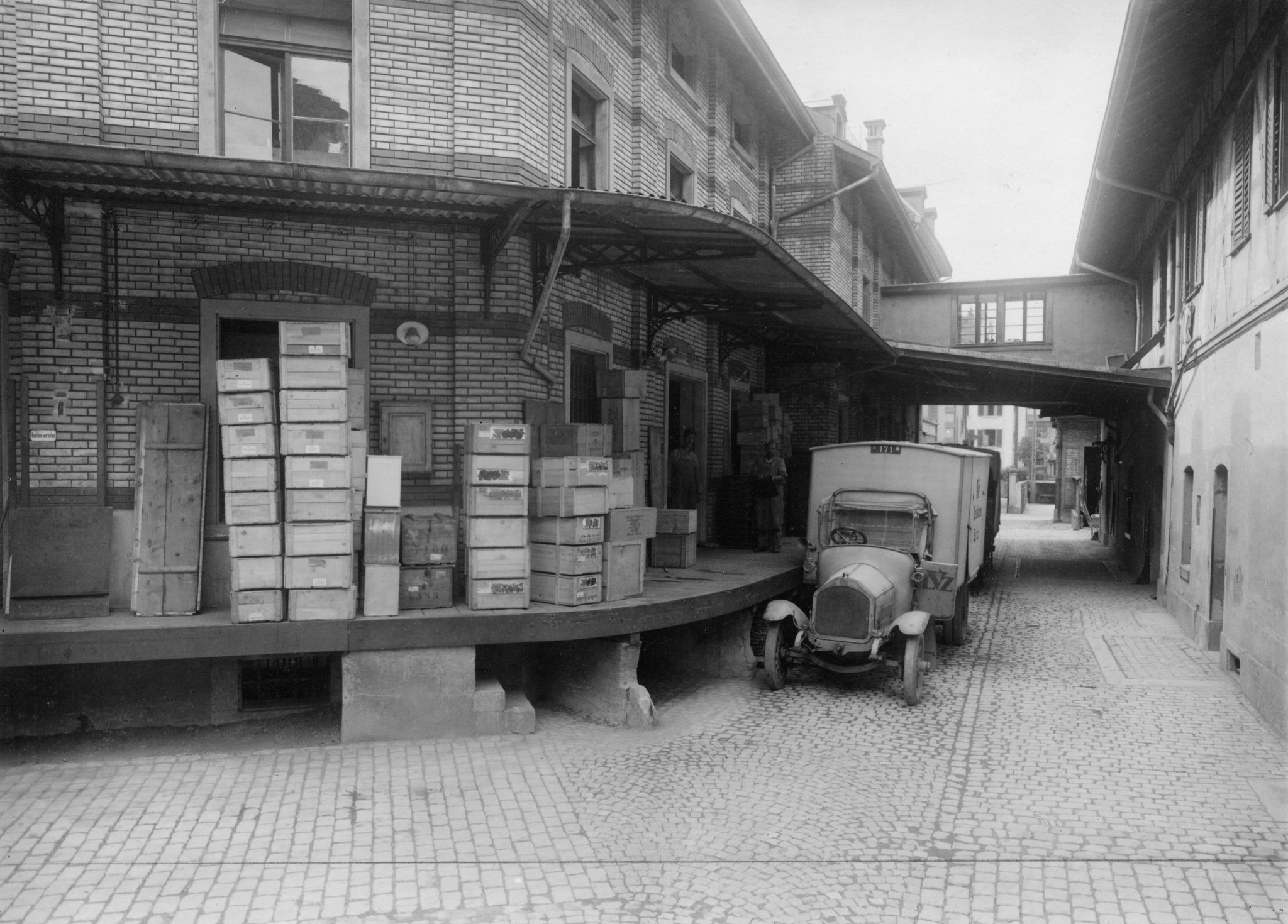 Lieferwagen beim Zentralmagazin mit Verladerampe des Lebensmittelvereins Zürich an der Militärstrasse 8