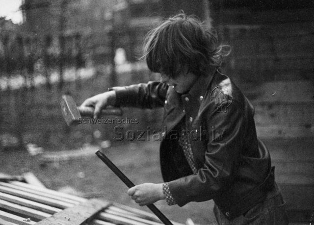 "Kind beim Bauen - Robinsonspielplatz Volta, Basel"; 1972