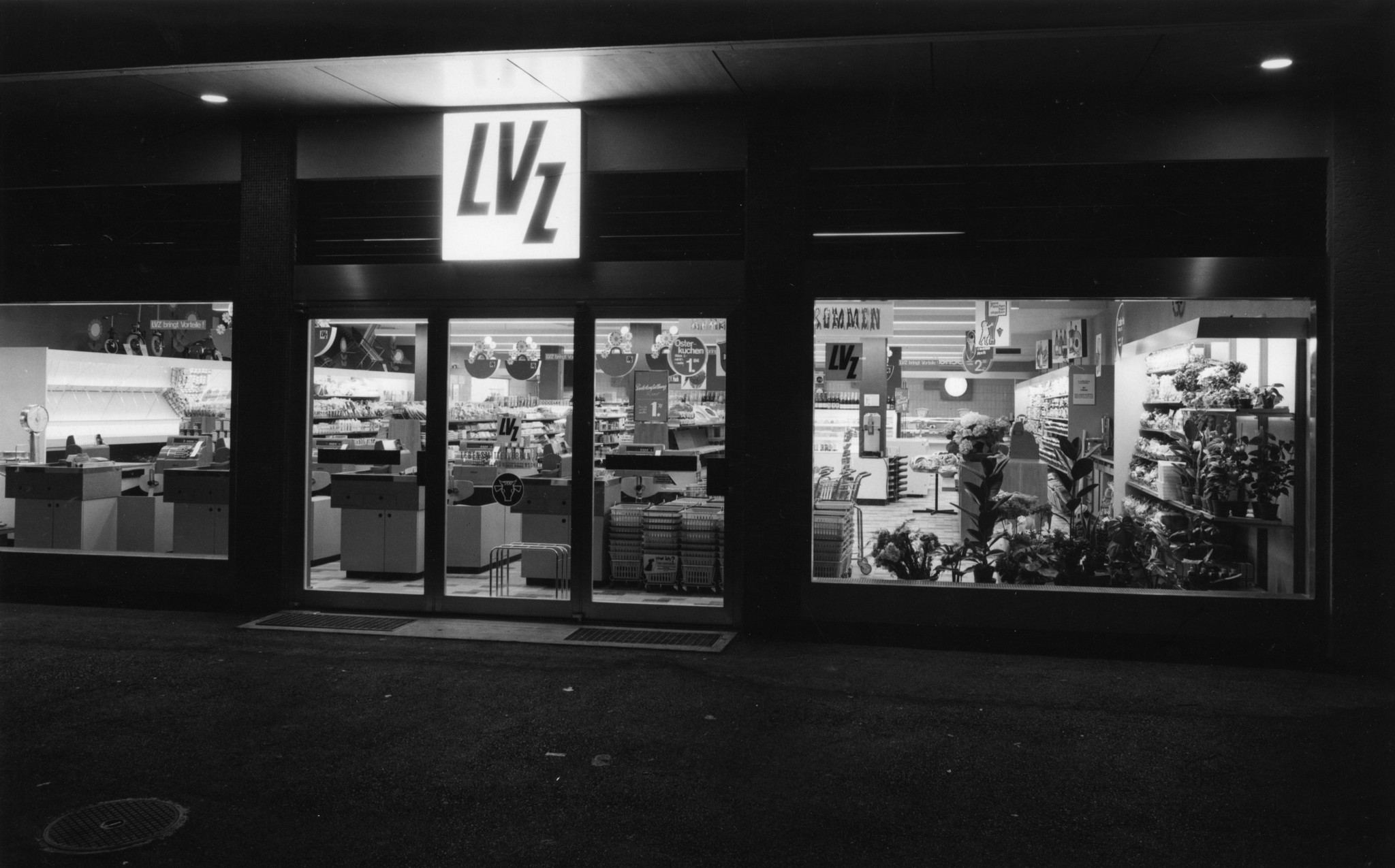 Laden des Lebensmittelvereins Zürich an der Gutstrasse 159: Aussenansicht bei Nacht