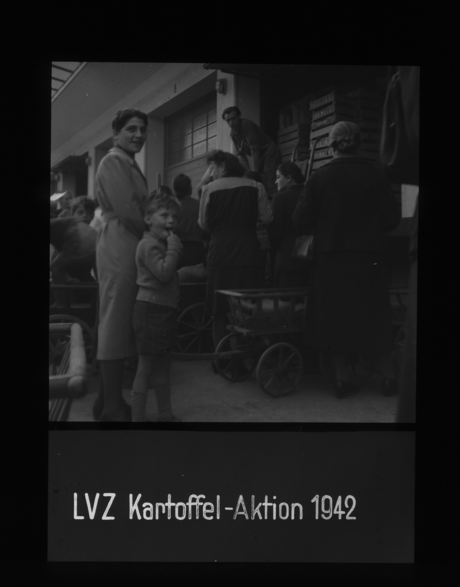 Dia: Menschen beim Abholen von Kartoffeln mit Leiterwagen: "LVZ Kartoffel-Aktion 1942".