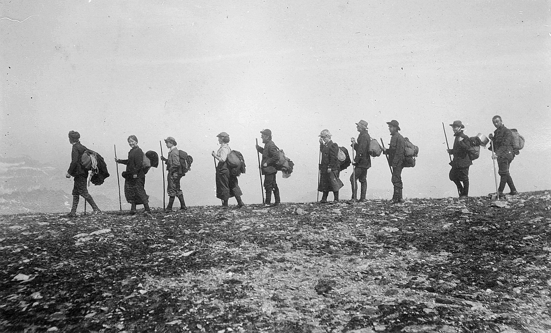 Wandervögel wandern in der Nähe des Piz Grisch (1912)