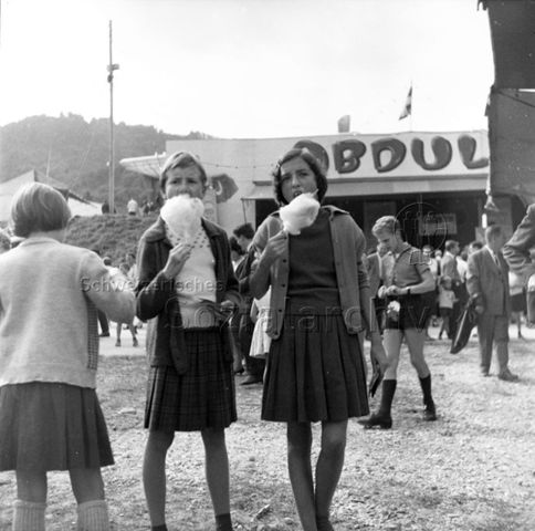 Jahrmarkt (Chilbi), zwei Mädchen mit Zuckerwatte, um 1960