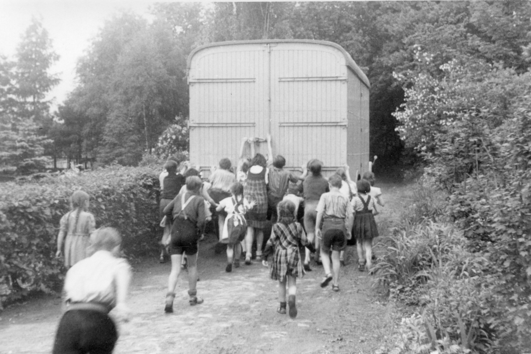 Walkemühle, Hessen - Kinderheim"; Kinder rennen einem soeben entladenen Wagen nach
